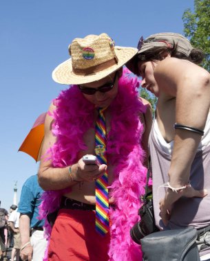 BUDAPEST, HUNGARY - 10 Temmuz 2010: Budapeşte, Macaristan 'da kimliği belirsiz insanlar LGBT (lezbiyen, gey, biseksüel ve transseksüel) haklarını desteklemek için düzenlenen Budapeşte Gay Onur Yürüyüşü' ne katıldılar..