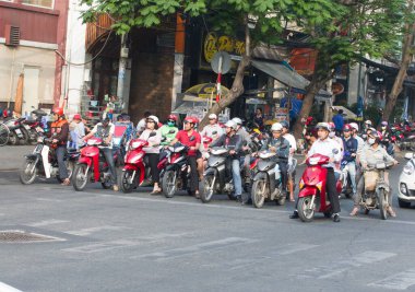 Şehirdeki bir grup insan.