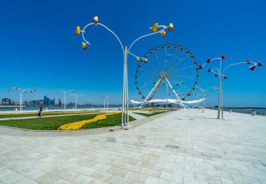 Bakü, Azerbaycan - 6 Mayıs 2019: Bakü Gözü, Azerbaycan 'ın başkenti Bakü' deki sahil parkında bulunan bir dönme dolap.