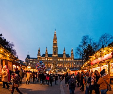 Şehir meydanının gece manzarası, Prag