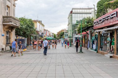 BURGAS, BULGARIA - 21 HAZİRAN 2016: Şehir merkezinde yürüyen insanlar. Burgaz, Bulgaristan 'ın Karadeniz kıyısındaki Sunny Beach' in merkezi olan ikinci büyük kentidir..