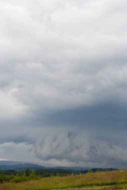 Nehrin üzerinde bulutlar ve gökyüzü