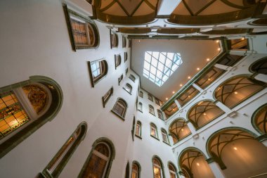 Budapeşte, Macaristan - 12 Haziran 2019: Hyatt Hotel 'in Parizsi Udvar (Parisian Passage) iç mekanı, Haziran 2019' da Macaristan 'ın Budapeşte kentinde açıldı.