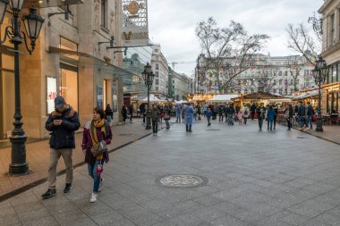 Münih, Almanya - 15 Mart 2018: Günbatımında Viktualienmarkt, günlük gıda pazarı ve Almanya 'nın Münih şehir merkezinde bir meydan.