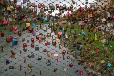 Avusturya, Salzburg 'da kalp kilitleri olan köprü