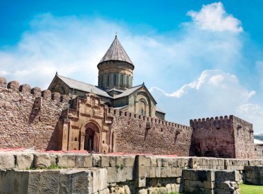 Mtskheta, GEORGIA - 18 Temmuz 2015 'te Mtskheta' da olduğu gibi Svetitskhoveli Katedrali (11. yüzyıl). Gürcistan 'ın en eski şehirlerinden biri olan Mtskheta, Tiflis' in 20 km kuzeyinde yer almaktadır..