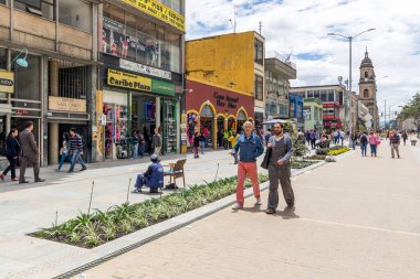 BOGOTA, COLOMBIA - 22 Ekim 2015: Kimliği belirsiz insanlar La Candelaria 'nın diskinde yürüyorlar. La Candelaria Bogota 'nın tarihi merkezi. Kolombiya 'nın başkenti burada 1538' de kuruldu.