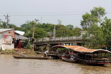 Nehirde geleneksel Thai balıkçı tekneleri