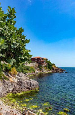 SOZOPOL, BULGARIA, 22 Temmuz 2016: Central Beach and view of the Old Town. Sozopol MÖ 7. yüzyılda Yunan sömürgeciler tarafından kuruldu. Günümüzde ülkenin en büyük sahil beldelerinden biridir.