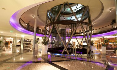 Modern binanın içi.