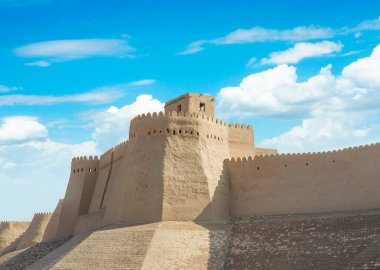 Kale savaşı gökyüzü ve Umman Muscat 'ın yıldız tuğlası eski savunma.