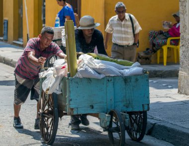 CARTAGENA, COLOMBIA - 29 Ekim 2015: Cartagena şehir merkezinde kimliği belirsiz insanlar. Kolombiya 'nın en büyük beşinci şehri ve Barranquilla' dan sonra bölgenin en büyük ikinci şehridir..