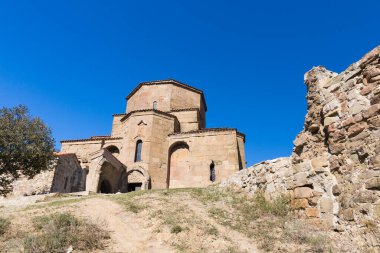 Mtskheta, GEORGIA - 18 Temmuz 2015 tarihinde Mtskheta 'da olduğu gibi Jvari Manastırı (6. yüzyıl). Gürcistan 'ın en eski şehirlerinden biri olan Mtskheta, Tiflis' in 20 km kuzeyinde yer almaktadır..