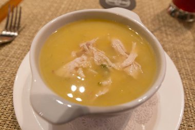 Tavuk ve sebzeli çorba.