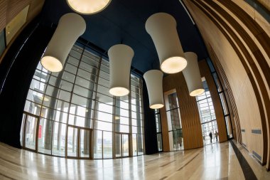 Güzel, modern binanın içi.