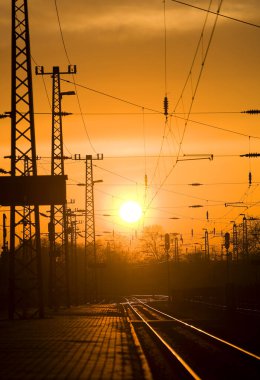 Tren yolunda gün batımı