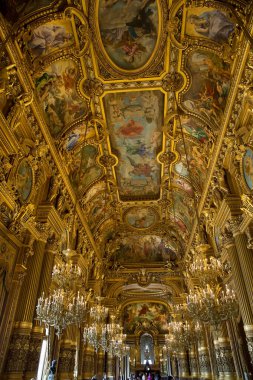 PARIS - 30 Temmuz 2014: Palais Garnier operasının iç mekanı 30 Temmuz 2014 tarihinde Paris 'te gösterilmiştir. 1861 'den 1875' e kadar Paris Operası için inşa edilmiş..