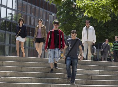 BUDAPEST, HUNGARY - 14 Mayıs 2013: Eotvos Lorand Üniversitesi 'nde (ELTE) tanımlanamayan öğrenciler Macaristan' ın en büyük ve en eski üniversitesidir..