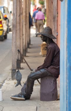 CARTAGENA, COLOMBIA - 29 Ekim 2015: Cartagena şehir merkezinde kimliği belirsiz insanlar. Kolombiya 'nın en büyük beşinci şehri ve Barranquilla' dan sonra bölgenin en büyük ikinci şehridir..