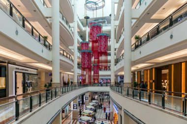 Modern alışveriş merkezinin içi