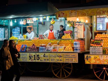 Pazardaki bir grup insan.