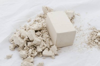 Ezilmiş peynirli beyaz mermer kase, arka planda izole edilmiş.