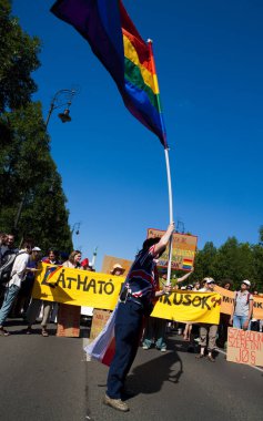 BUDAPEST, HUNGARY - 10 Temmuz 2010: Budapeşte, Macaristan 'da kimliği belirsiz insanlar LGBT (lezbiyen, gey, biseksüel ve transseksüel) haklarını desteklemek için düzenlenen Budapeşte Gay Onur Yürüyüşü' ne katıldılar..