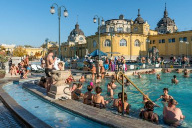 Budapeşte, Macaristan. 16 Nisan 2016: Macaristan 'ın Budapeşte kentinde güneşli bir günde Szechenyi Hamamları.