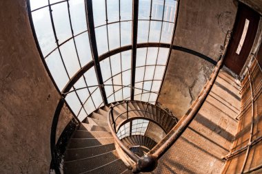 Binada büyük camlı merdiven