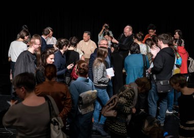 Kimonolu Japon adam sahnede gösteri yapıyor.