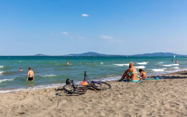 BURGAS, BULGARIA - 21 HAZİRAN 2016: insanlar sahilde. Burgaz, Bulgaristan 'ın Karadeniz kıyısındaki Sunny Beach' in merkezi olan ikinci büyük kentidir.. 