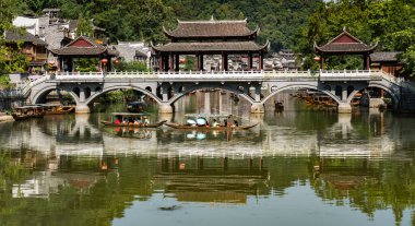 Nehirli eski geleneksel Asya kasabası