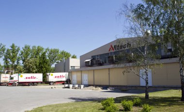 geniş pencereli modern bina