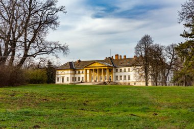 Parktaki eski şato.