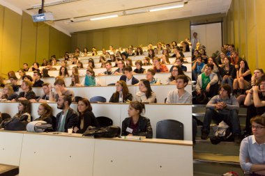 BUDAPEST, HUNGARY - 10 Ekim 2014: ELTE Üniversitesi 'nde kimliği belirsiz öğrenciler