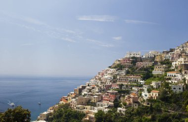 Deniz manzarası ve Santorini adasının dağları.