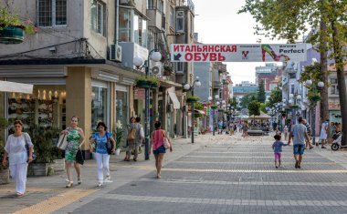 BURGAS, BULGARIA - 21 HAZİRAN 2016: Şehir merkezinde yürüyen insanlar. Burgaz, Bulgaristan 'ın Karadeniz kıyısındaki Sunny Beach' in merkezi olan ikinci büyük kentidir..