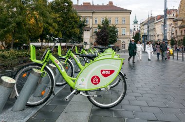 Şehirde bisikletler var.