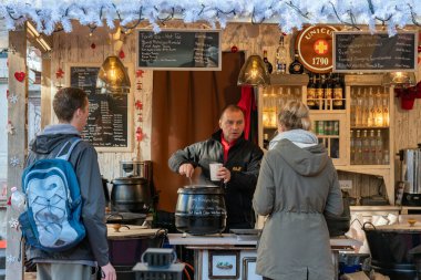 BUDAPEST, HUNGARY - 23 Kasım 2019: Macaristan 'ın başkenti Budapeşte' deki Vorosmarty Meydanı 'ndaki yıllık Noel Fuarı' nı kimliği belirsiz kişiler ziyaret etti.