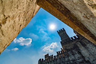 Sirmione, İtalya - 14 Temmuz 2018: Scaliger Şatosu (13. yüzyıl) İtalya 'daki Garda Gölü üzerinde Sirmione' de