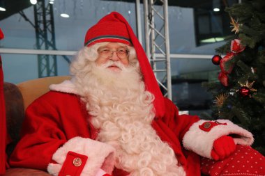 BUDAORS, HUNGARY - 8 Aralık Joulupukki, nihai Noel Baba çocuklarla 8 Aralık 2013 'te Budaors, Macaristan' da tanışır. Joulupukki Laponya 'da yaşıyor ve çalışıyor, resmi olarak Macaristan' ı ziyaret ediyor..
