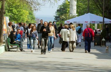 Parkta yürüyen insanlar.