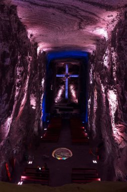 ZIPAQUIRA, COLOMBIA - 22 Ekim 2015: Yeraltı tuz katedralindeki şapel Zipaquira çok renkli tünellerde bir madenden inşa edildi.