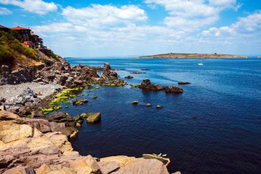 SOZOPOL, BULGARIA, 22 Temmuz 2016: Central Beach and view of the Old Town. Sozopol MÖ 7. yüzyılda Yunan sömürgeciler tarafından kuruldu. Günümüzde ülkenin en büyük sahil beldelerinden biridir.