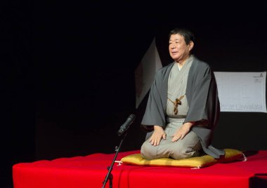 Kimliği belirsiz insanlar Japon tarzında tiyatro sahnesinde gösteri yapıyorlar.