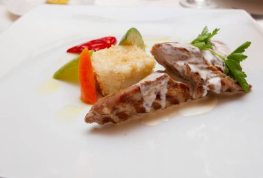 Sebze ve soslu ızgara tavuk göğsü.