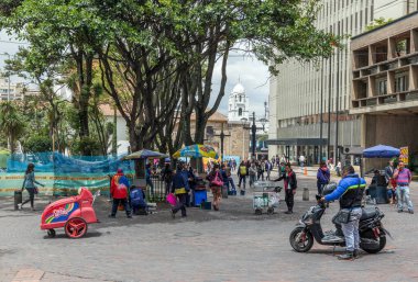 BOGOTA, COLOMBIA - 22 Ekim 2015: Kimliği belirsiz insanlar La Candelaria 'nın diskinde yürüyorlar. La Candelaria Bogota 'nın tarihi merkezi. Kolombiya 'nın başkenti burada 1538' de kuruldu.
