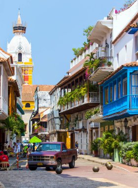 CARTAGENA, COLOMBIA - 29 Ekim 2015: Cartagena şehir merkezinde kimliği belirsiz insanlar. Kolombiya 'nın en büyük beşinci şehri ve Barranquilla' dan sonra bölgenin en büyük ikinci şehridir..