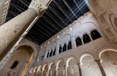 Bari, İtalya - 4 Haziran 2017: Saint Nicholas Bazilikası 1087 ve 1197 yılları arasında inşa edilmiştir. Avrupa ve Hristiyan dünyasında geniş bir dini öneme sahiptir..