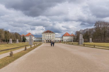 Yazın parkın manzarası